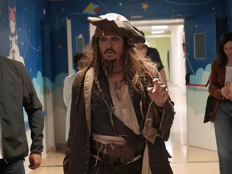 強尼戴普 Johnny Depp 重披傑克船長戰袍驚喜現身！粉絲期待：「是要回歸？」