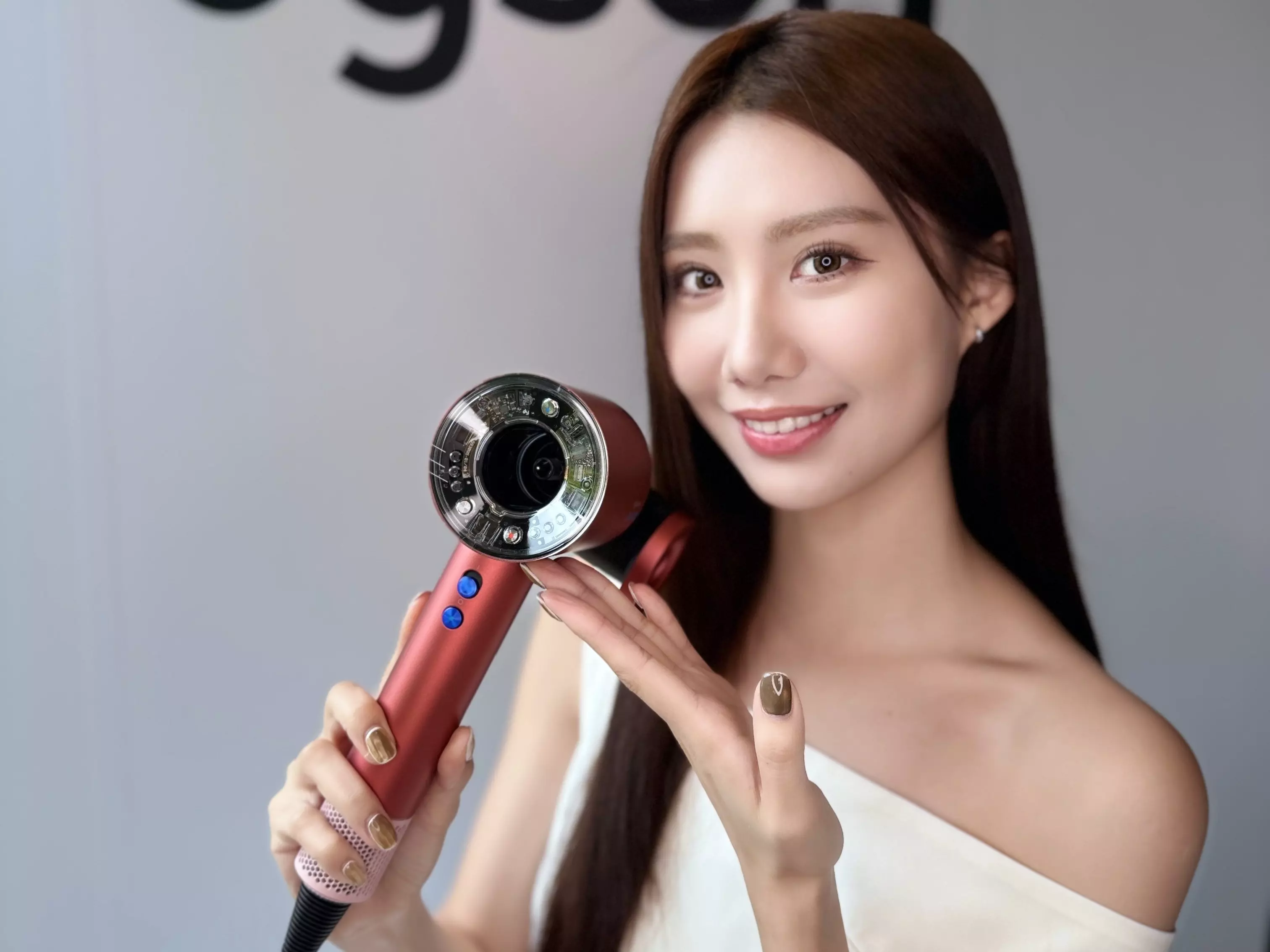 Dyson 吹風機全新限定色正式登場！草莓園為靈感、二合一吹風直髮器同步推出⋯5 大亮點一次掌握！