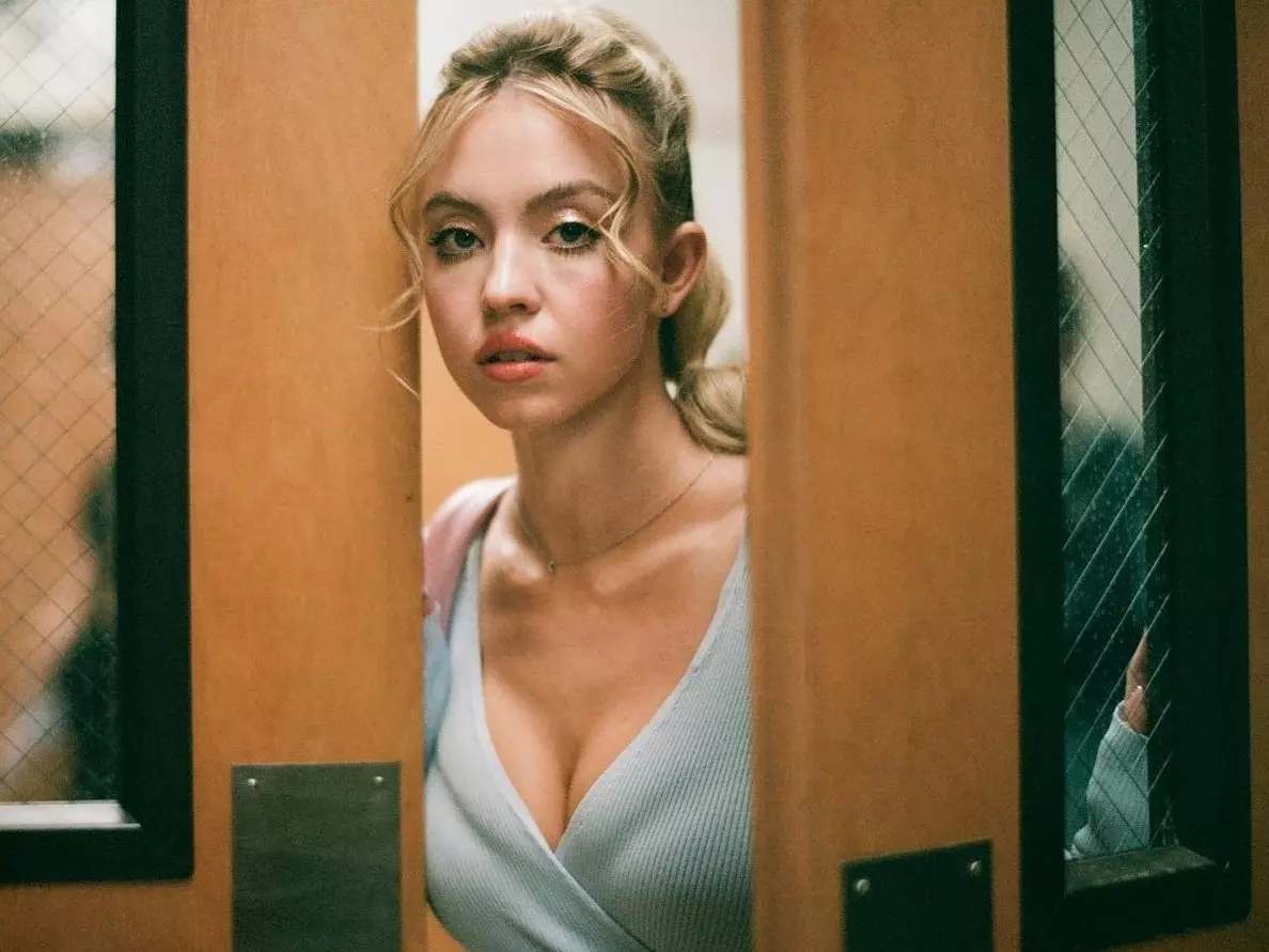 席德妮史威尼 Sydney Sweeney 遭狗仔逼穿比基尼擺拍！無奈表示：「安全受到威脅！」