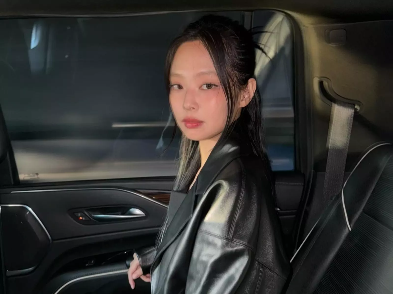 BLACKPINK Jennie 拒絕合影簽名引發爭議，粉絲質疑：「妳討厭我們嗎？」