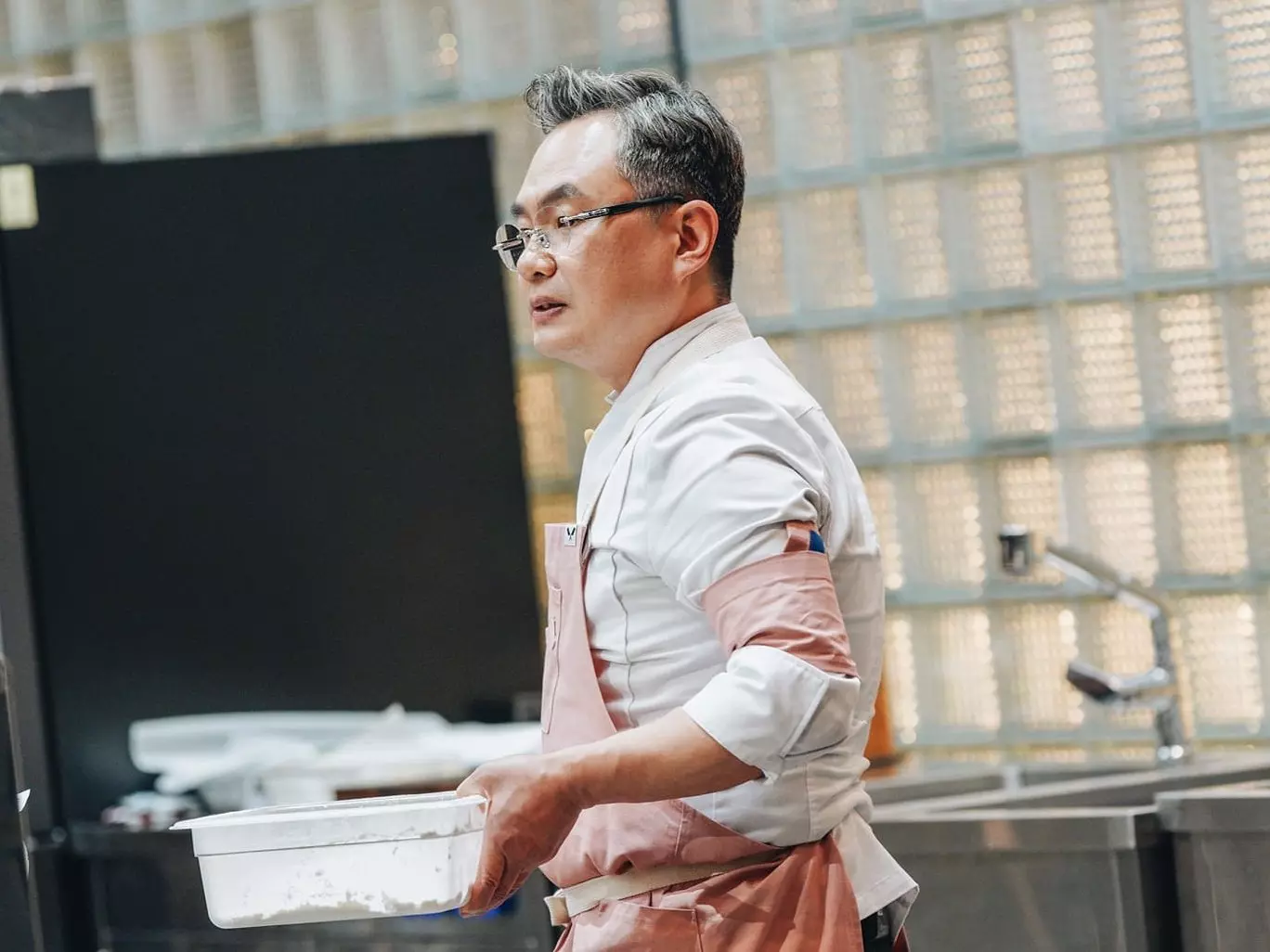 NETFLIX《黑白大廚：料理階級大戰》安惟鍟身穿 DIOR x Air Jordan 1、Stone Island 長褲！