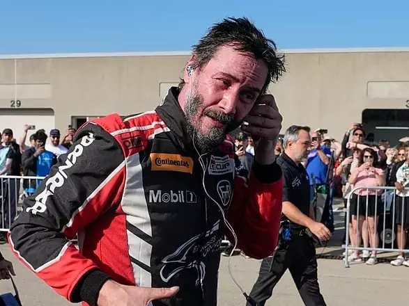 基努李維 Keanu Reeves 化身職業賽車手現身賽道，驚險失控畫面曝光！