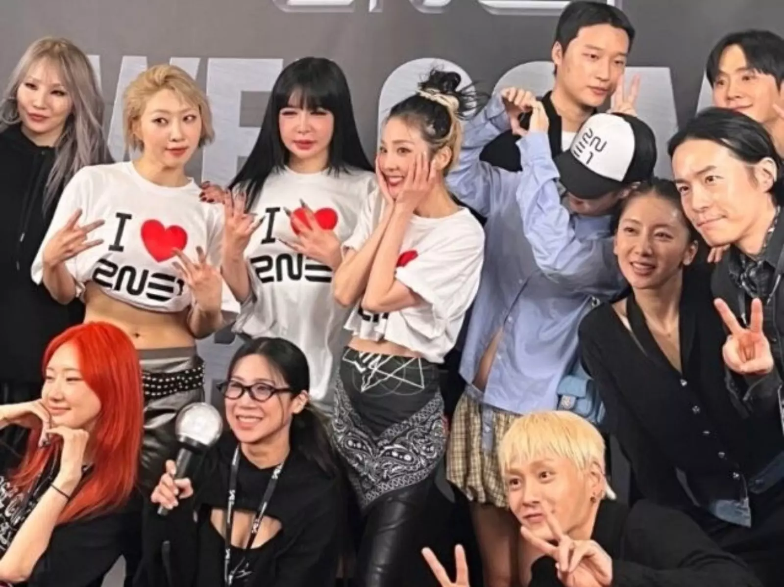 2NE1 演唱會重聚 YG Family！BLACKPINK Jennie 化身小粉絲打破「不和傳聞」！