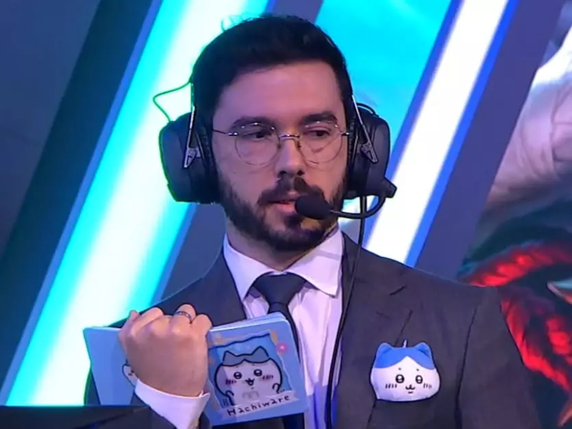 《Chiikawa 吉伊卡哇》 現身《英雄聯盟 LoL》世界賽，G2 分析師 Rodrigo Oliveira 帶「小八」出戰！