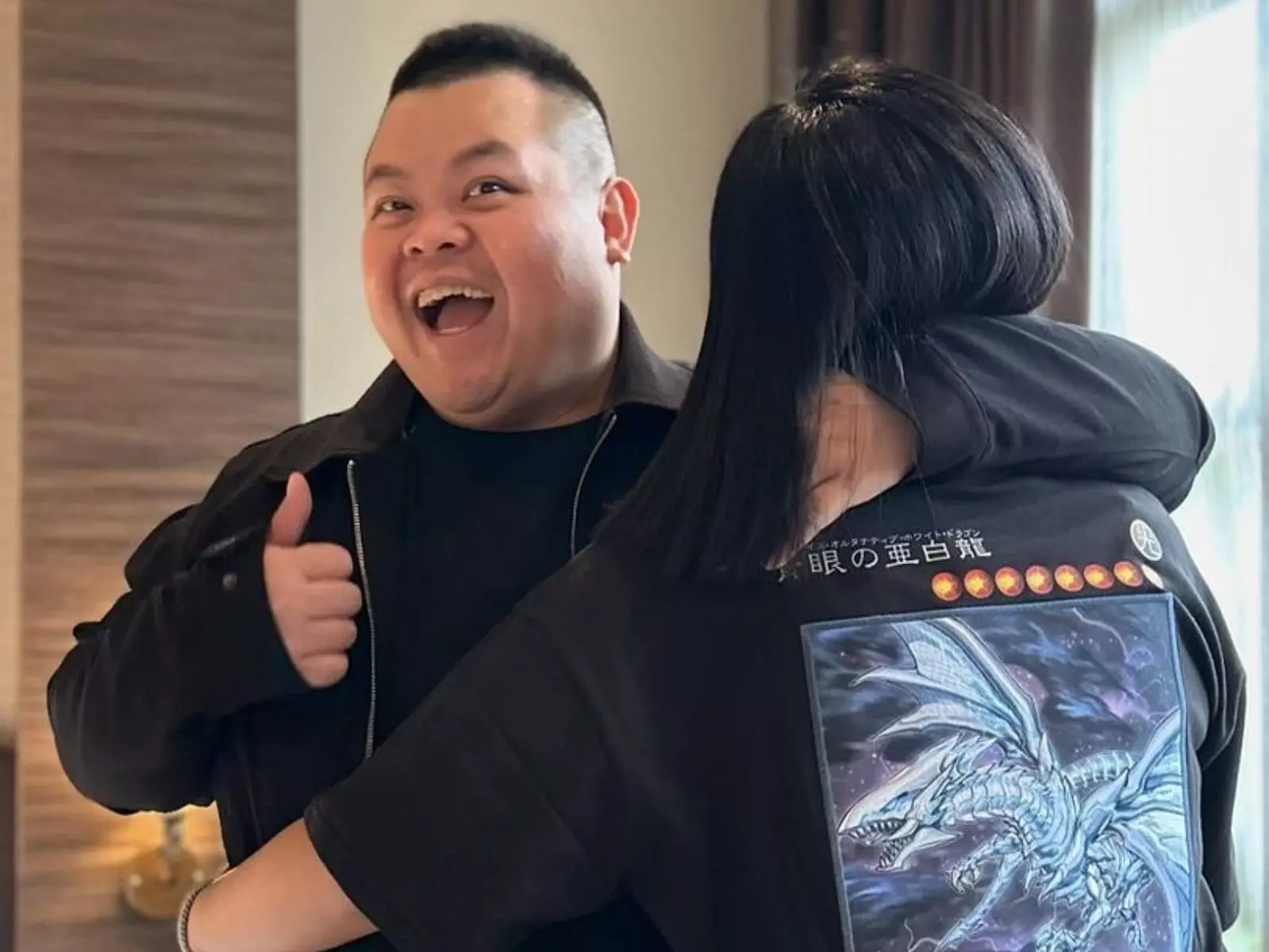 大蛇丸成「人生勝利組」！穿情侶衣、霸氣摟女友「首度放閃」畫面全曝光！