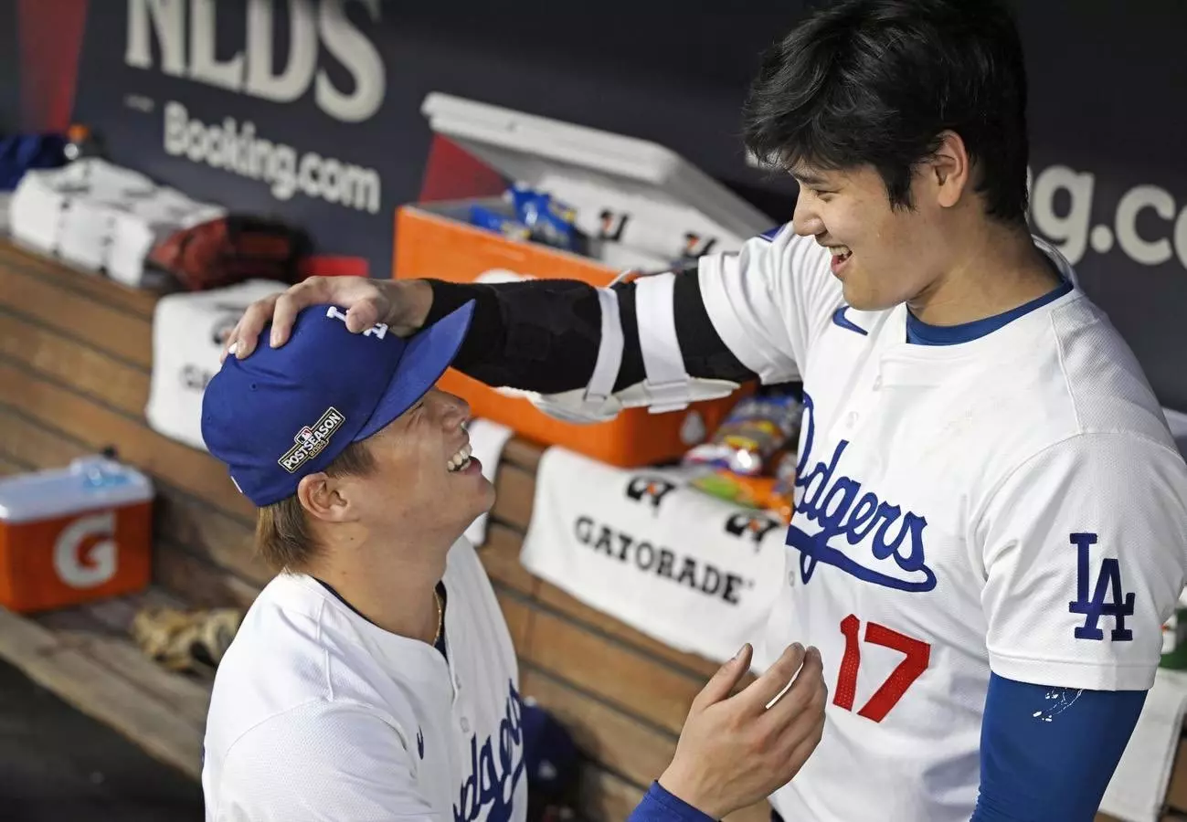 MLB／道奇 2 比 0 完封教士晉級國聯冠軍戰，山本由伸投球表現出色被大谷翔平摸頭鼓勵！