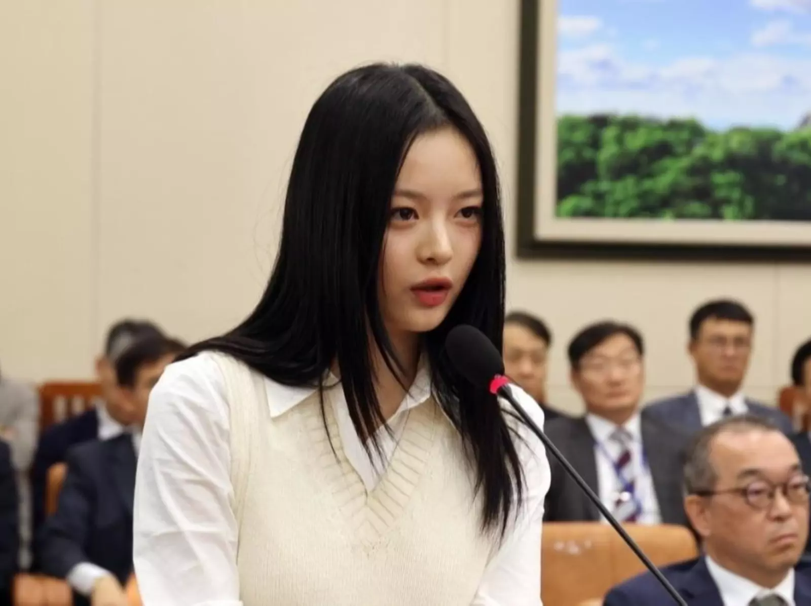 NewJeans Hanni 出席國會懶人包！HYBE 涉嫌掩蓋員工過勞死、驚爆公司職員私下作為！