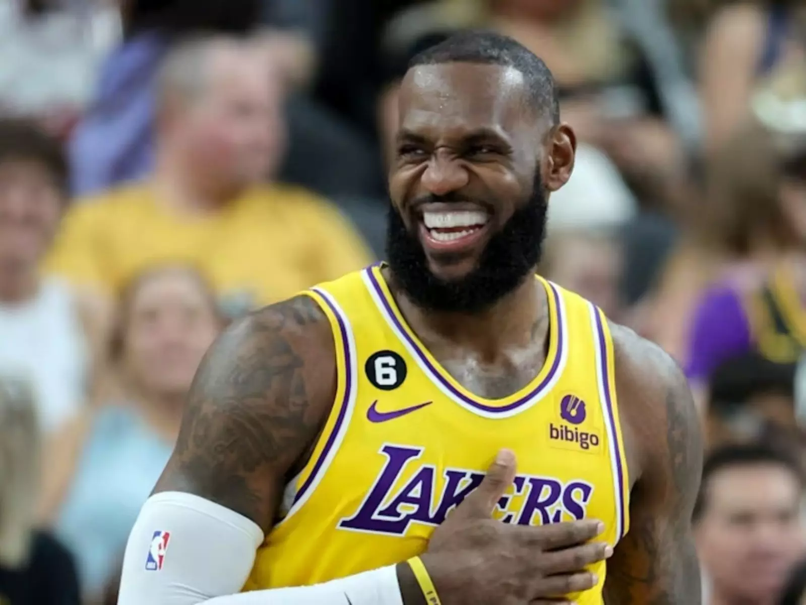 NBA／Austin Reaves 花式三分球高拋命中，詹皇「魔性舞蹈」慶祝讓網笑翻！