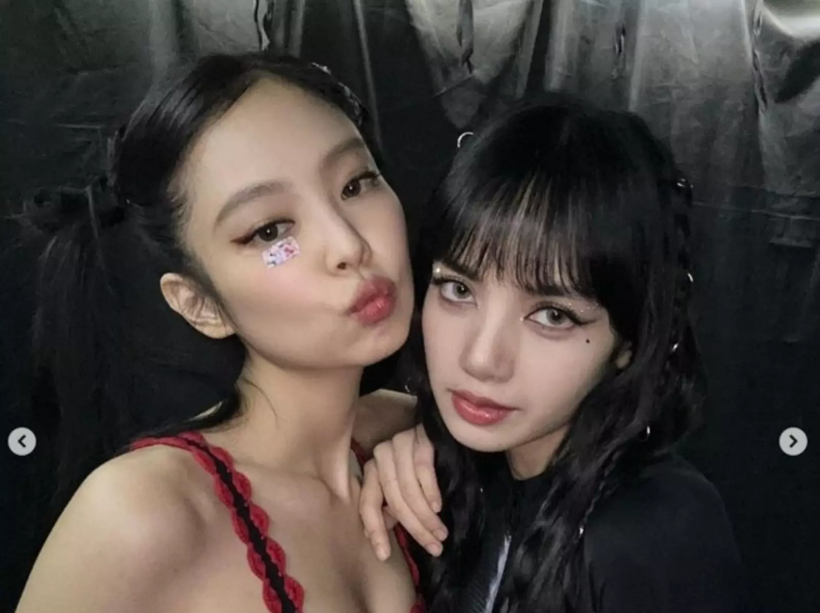 BLACKPINK Jennie「開全麥」實力超強！網友對比 Lisa 維密大秀：「開墊音並非長久之計！」