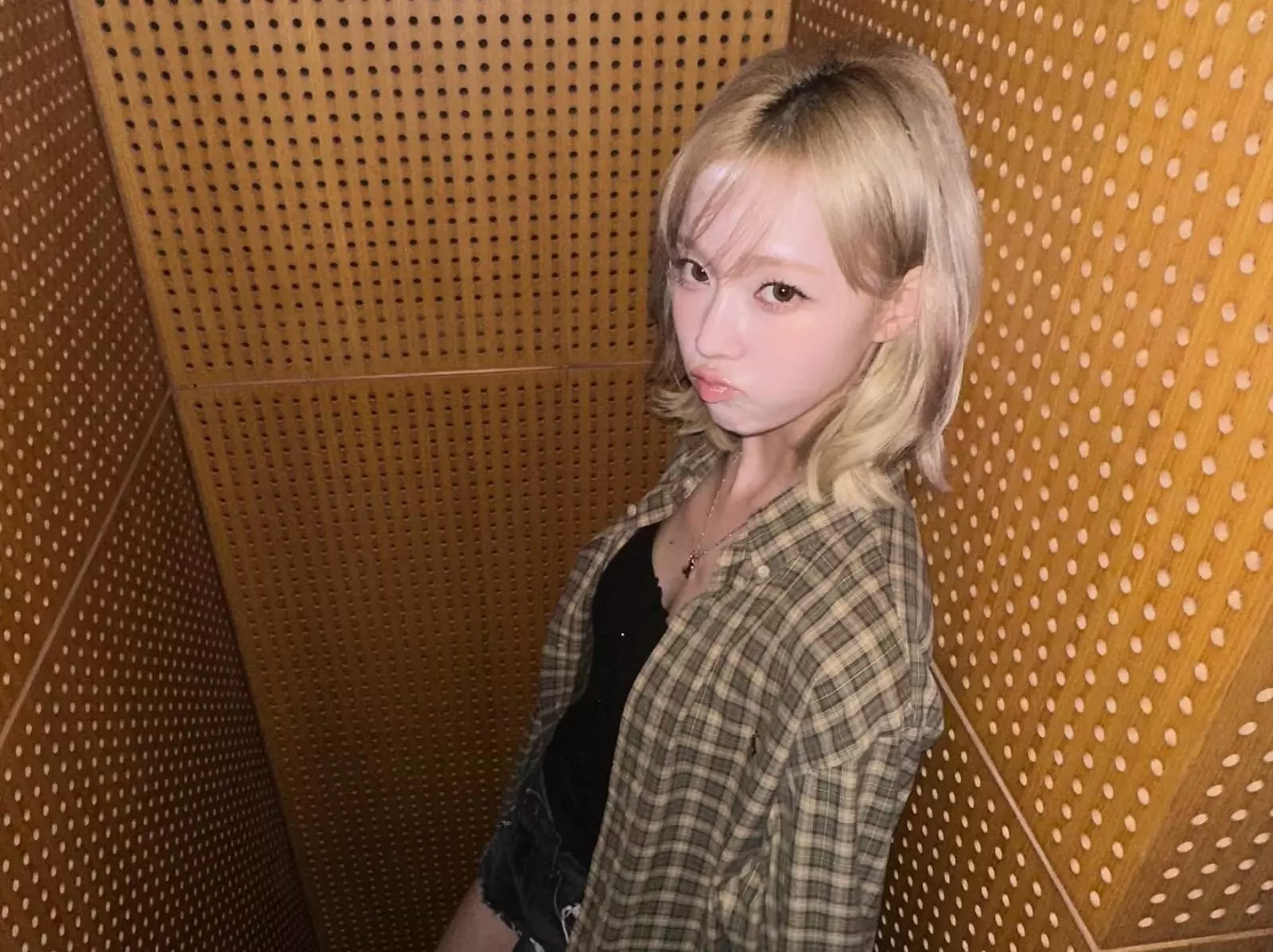2024 Dcard 網友激推女生秋冬流行穿搭元素：格紋、透膚⋯一秒拿捏純欲好感氛圍！