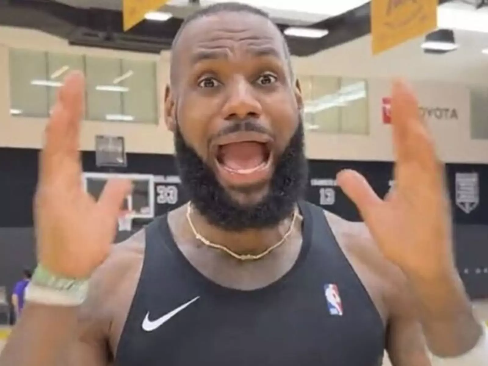 NBA／詹皇 LeBron James 浴室大戰蠍子，被球迷封為「洛城弒蠍者！」