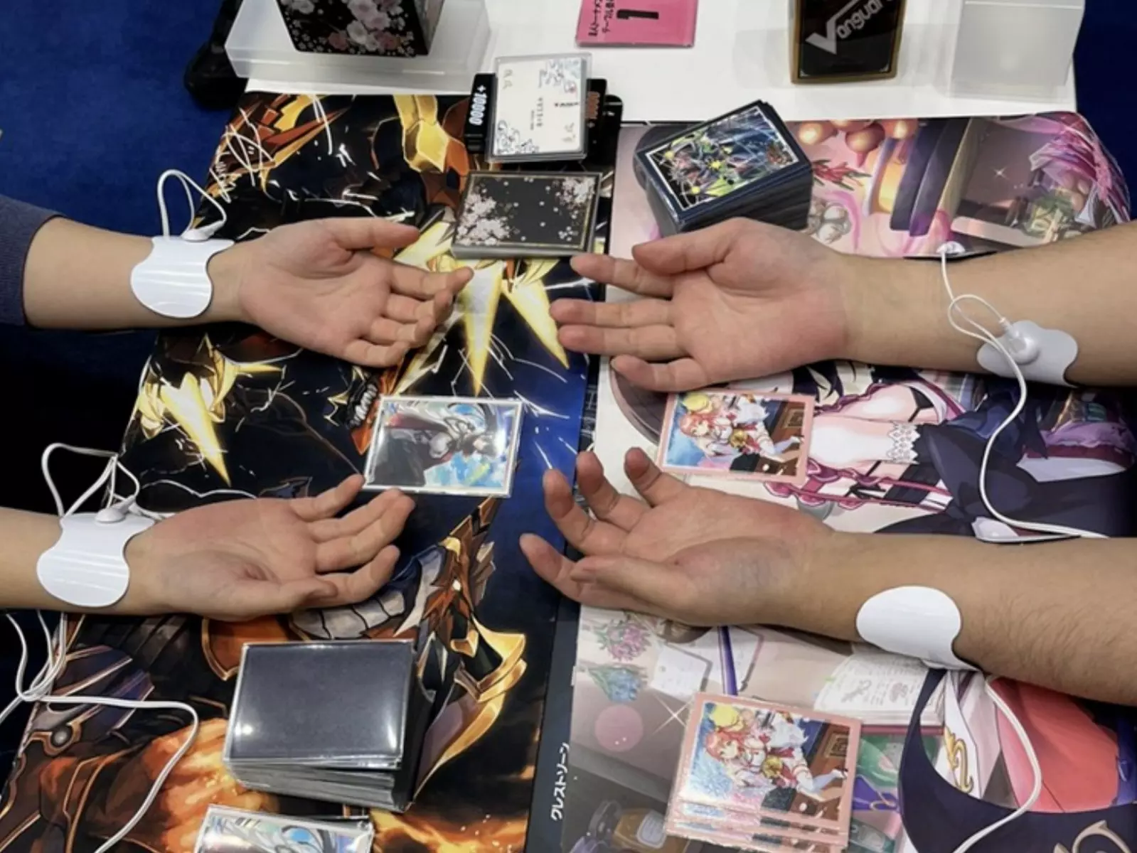 日本網友玩卡牌遊戲竟加入「電擊貼片」增加遊玩體驗，你敢嘗試嗎？