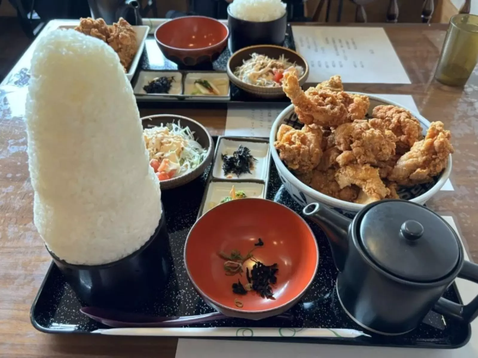 動漫都是真的！日本餐廳超狂「巨無霸份量套餐」，米飯高到讓網友驚呼「難怪會鬧米荒」
