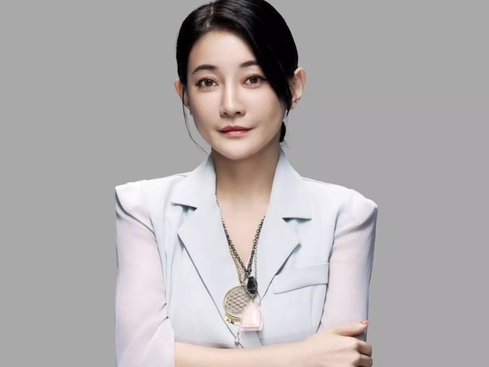 Joeman《靈能的挑戰》沈采霏爆紅，「最兇靈學女神」曾是 SWAG 直播主！【野生抓正妹】