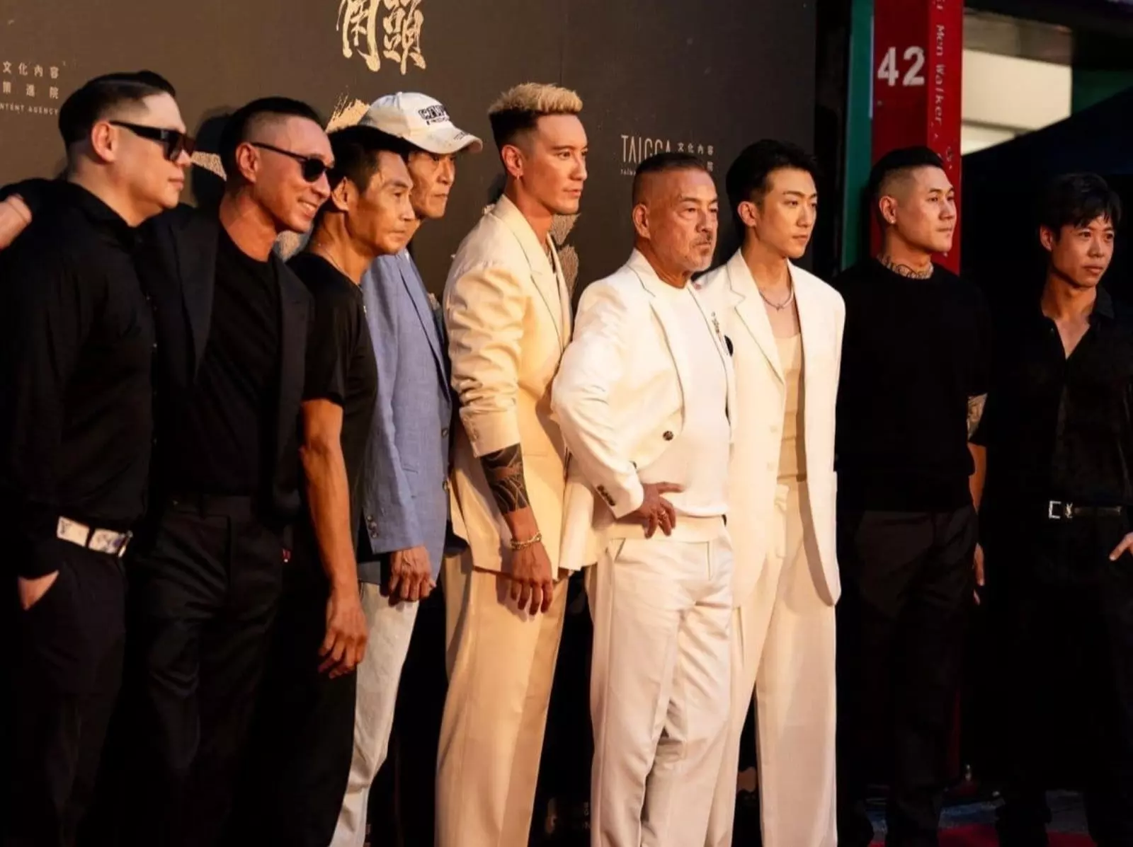 Jessi 「施暴友人」曾與王陽明搭肩合照、參加《角頭—大橋頭》記者會掀熱議！