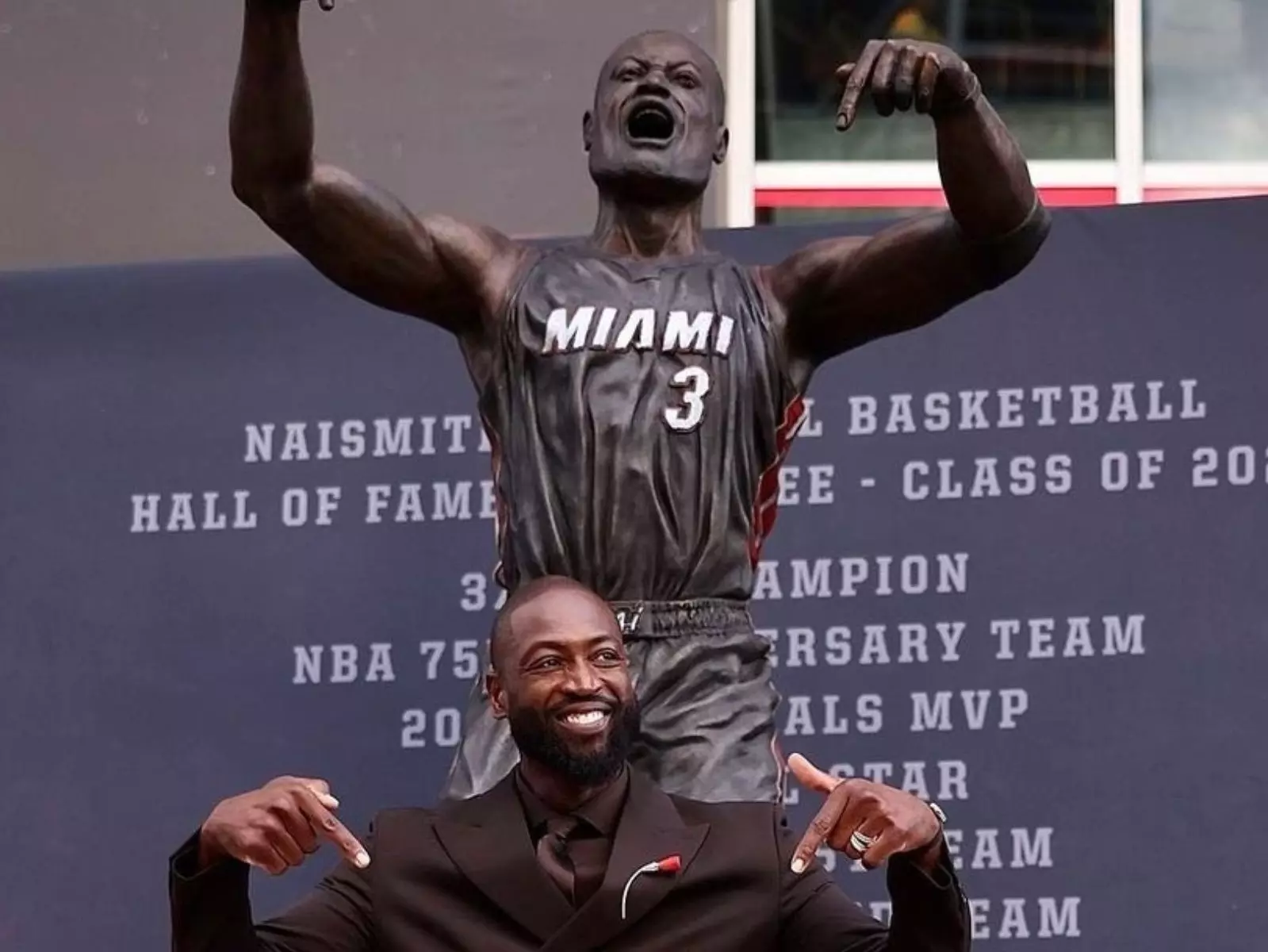 NBA／Dwyane Wade 熱火主場雕像揭幕，不像到連本人都自嘲：「這傢伙是誰？」