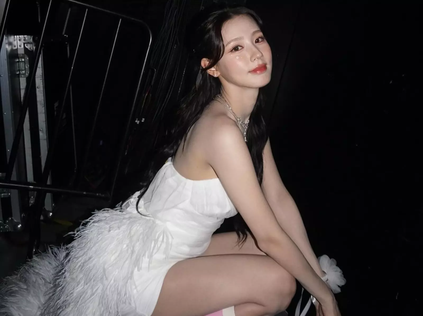 (G)I-DLE 薇娟演唱會發生踩空意外！引粉絲不滿：「工作人員還在睡？」