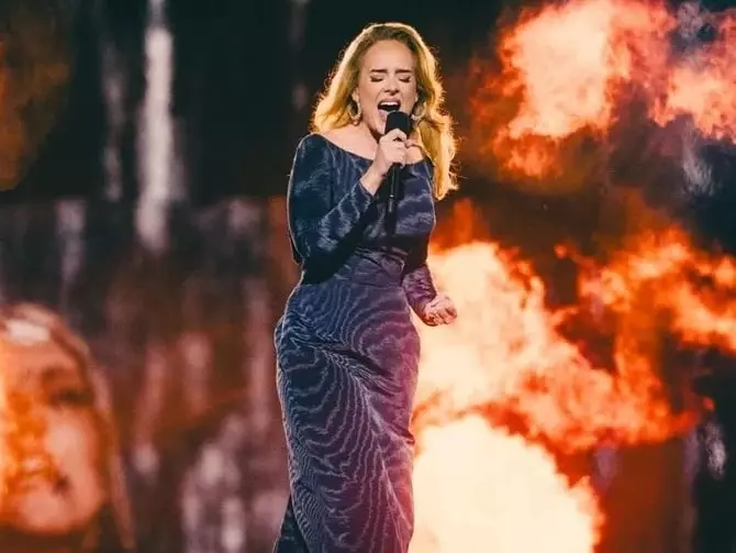 愛黛兒 Adele 驚爆失聰了！坦言暫別歌壇想割耳：「比生小孩還痛」
