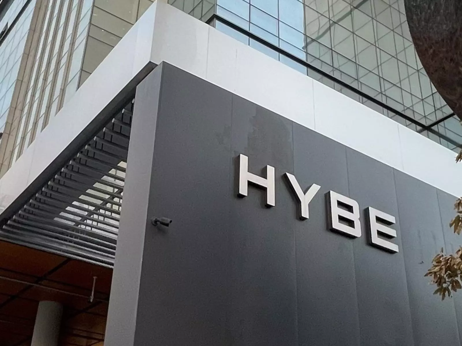 HYBE CEO 為報告書內容道歉：「承認誹謗其他公司偶像！」