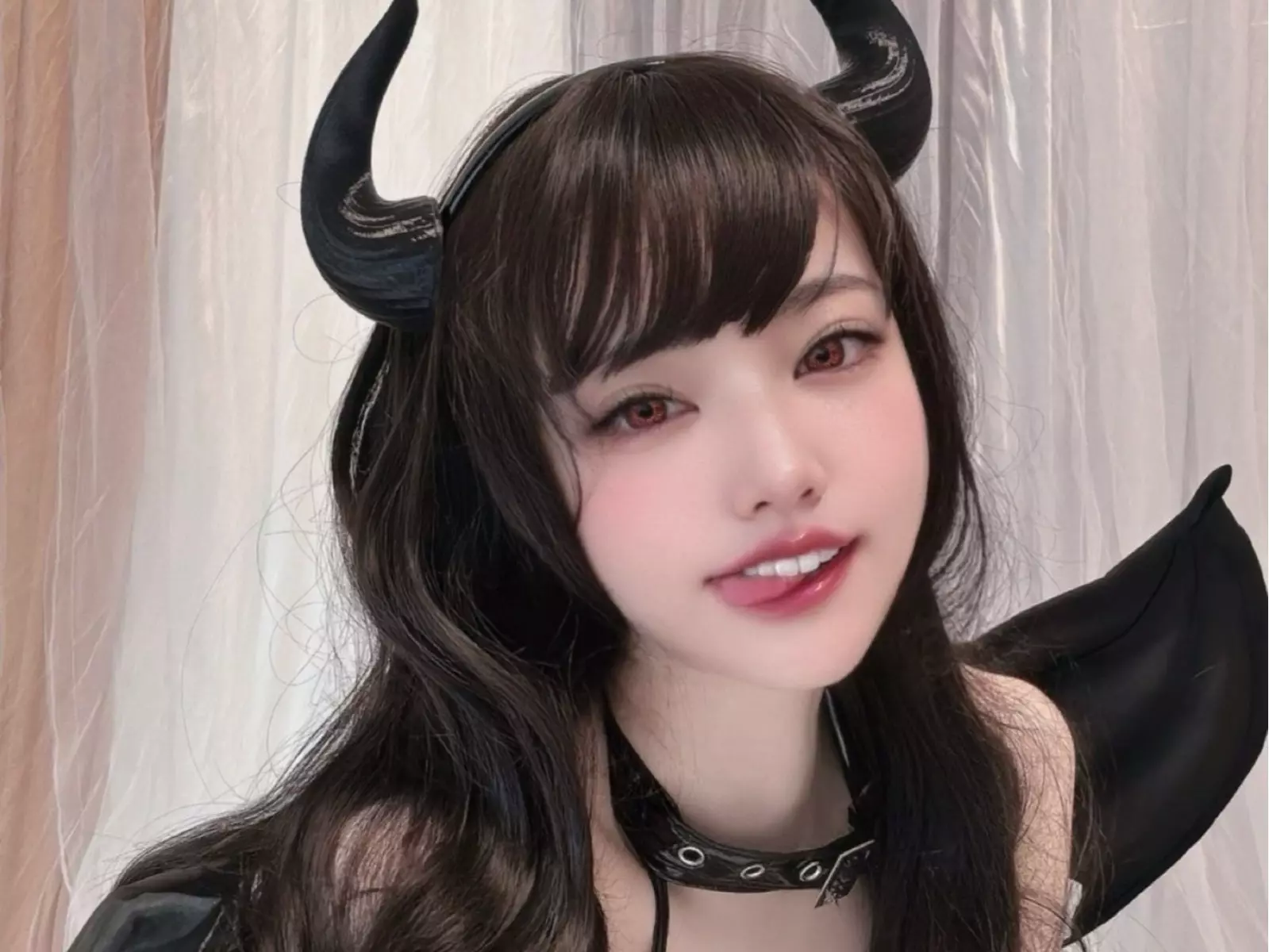 日本正妹直播主 Nekoteto 萬聖節扮「魅魔」，性感淫紋貼紙意外卸不掉！【野生抓正妹】