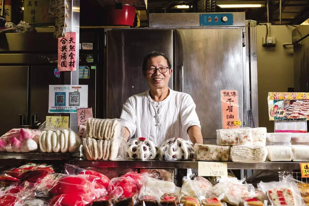 2025 南門市場營業時間必吃美食推薦、停車場資訊：IG 爆紅壽桃、蛋餃屆天花板⋯都是饕客的口袋名單！