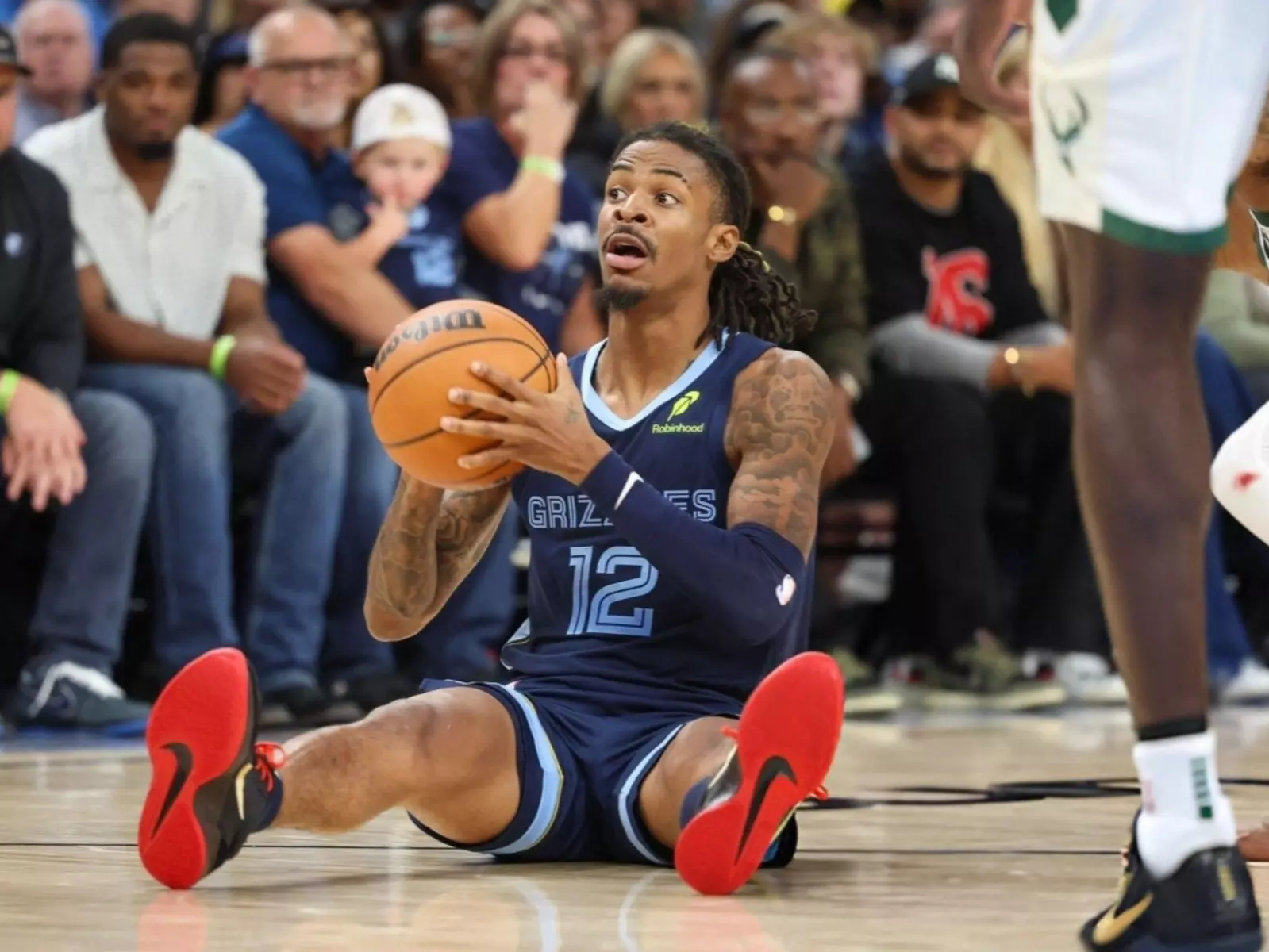 NBA／Ja Morant「坐著傳球」助攻隊友空接灌籃，轟 26 分大三元率灰熊海虐公鹿！