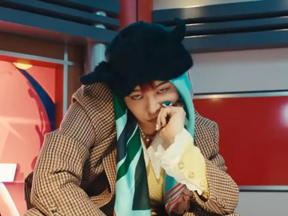 GD〈POWER〉MV 教你「絲巾穿搭造型」，確定不是時尚「採茶婆婆」！