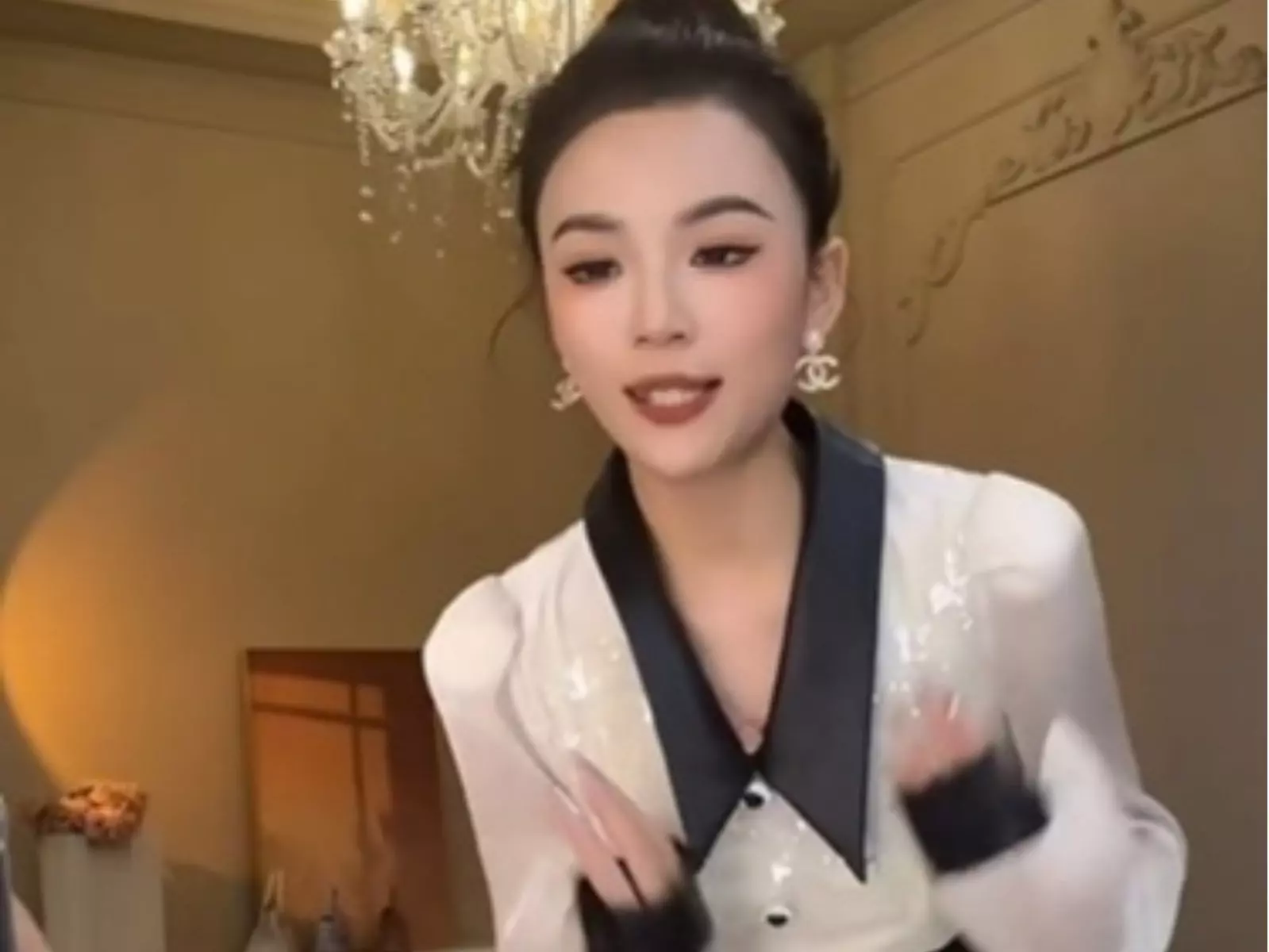 正妹直播主帶貨「10 秒」換一套洋裝，超絲滑流程引網盛讚：「比劉畊宏健身操還牛！」