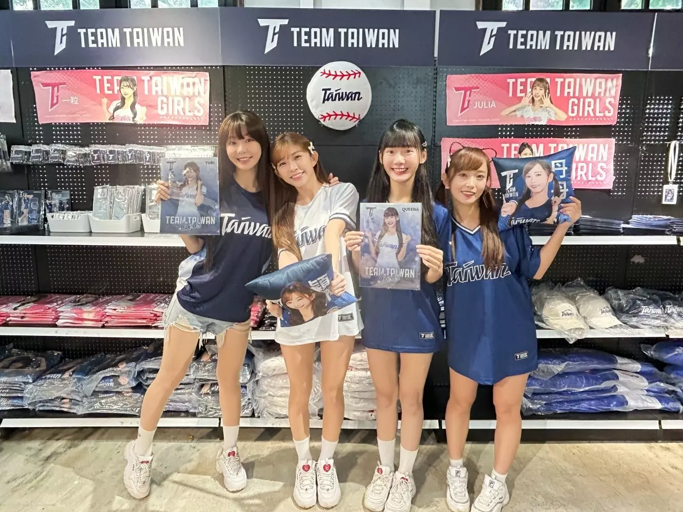 《2024 TEAM TAIWAN 期間限定店》松菸文創登場！應援球衣、啦啦隊女孩周邊買不完！