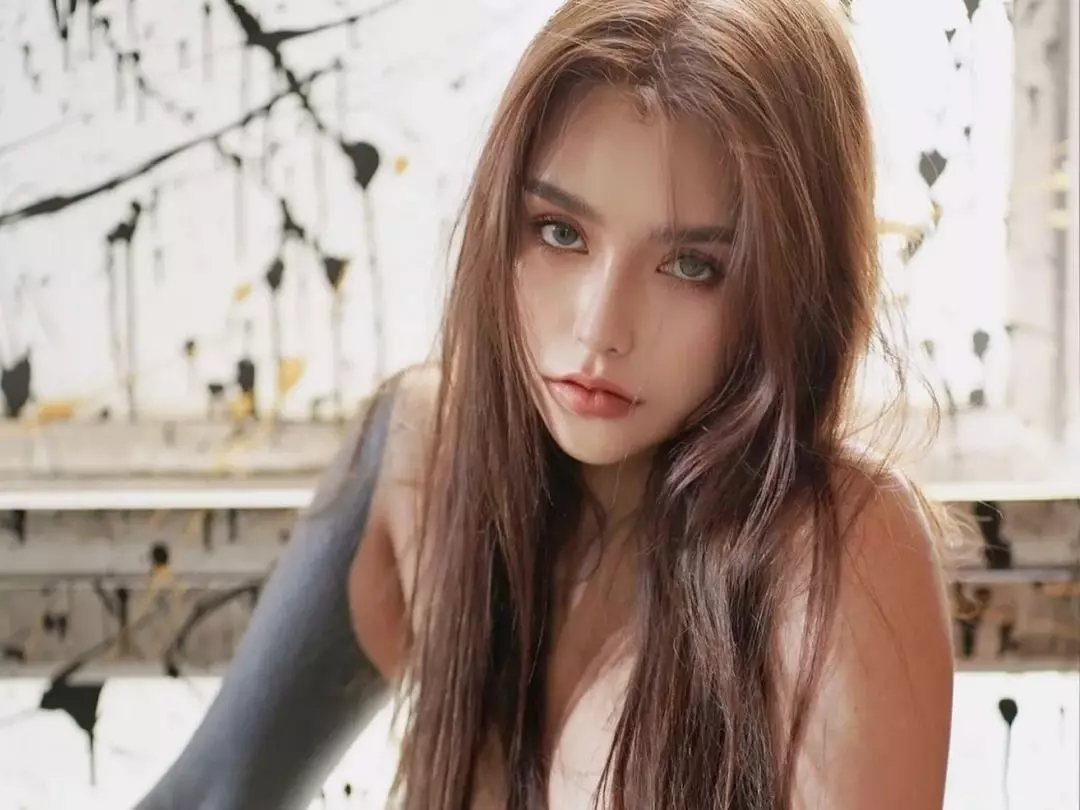 《鬼聲泣 2》演員 IG 登熱搜！多國混血、身材超辣⋯黑衣女鬼真實身份遭起底！