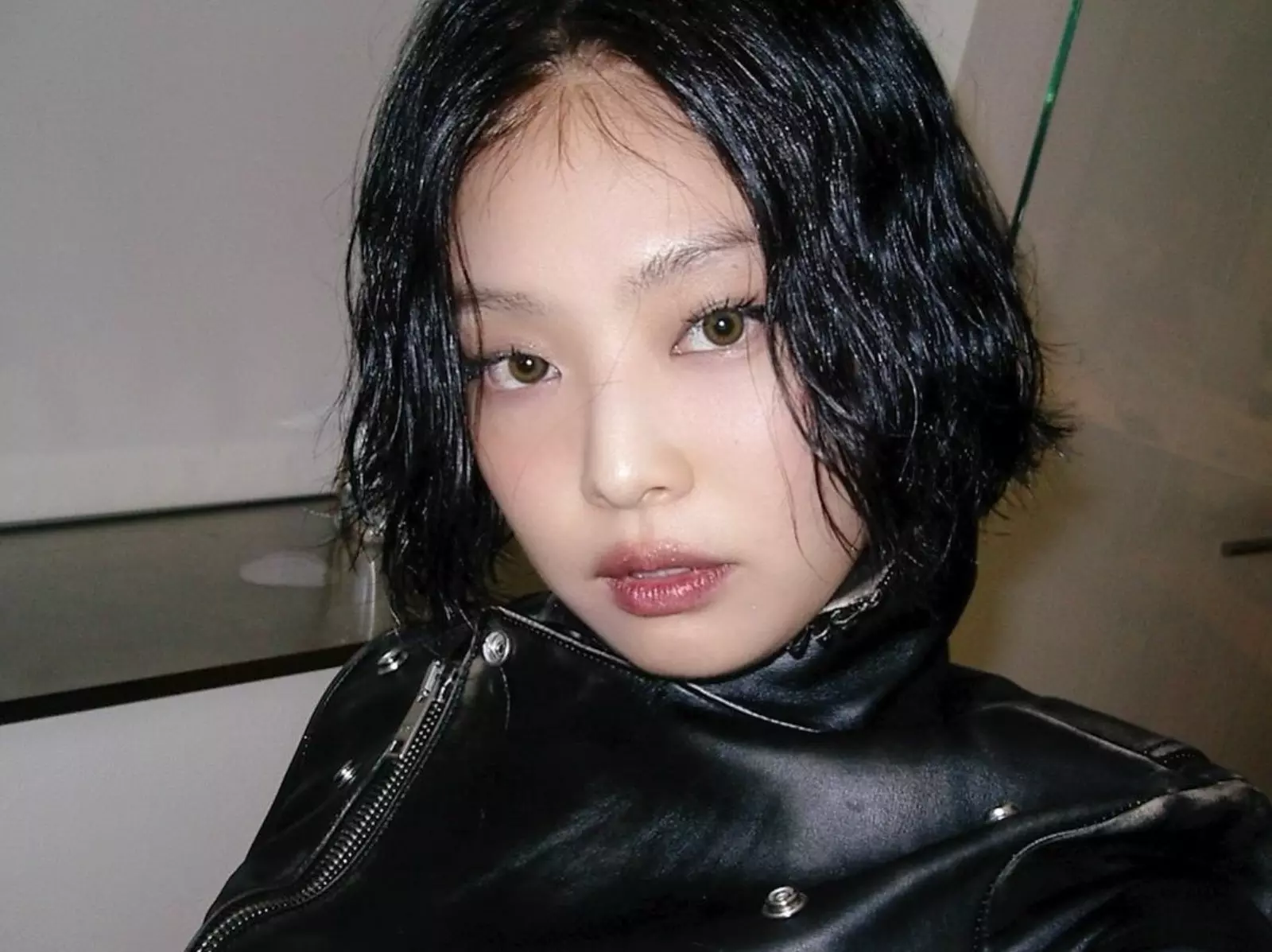 BLACKPINK Jennie 身高 163 公分側面全開辣秀翹臀美腿！網嘆：「比較喜歡以前的樣子⋯」
