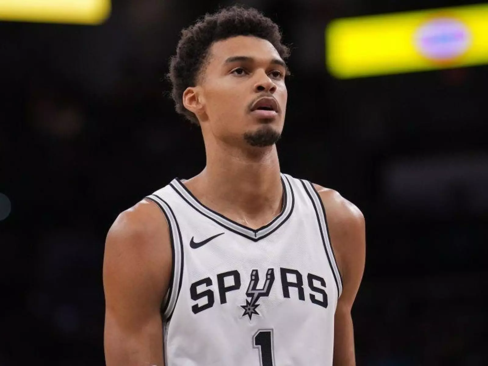 NBA／馬刺賽前進場介紹有人「偷放屁」，Wembanyama 等球員全部摀著鼻子進場！