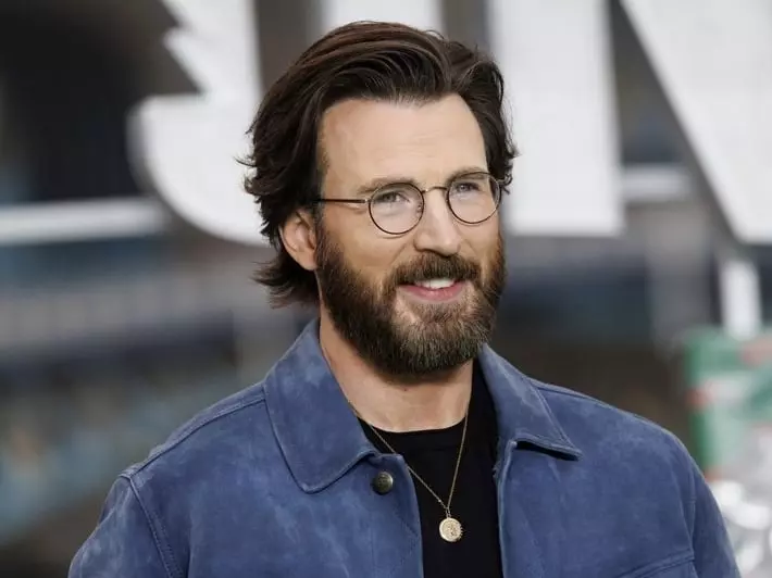 「美國隊長」克里斯伊凡 Chris Evans 全新造型亮相！網友驚：「怎麼變阿宅！」