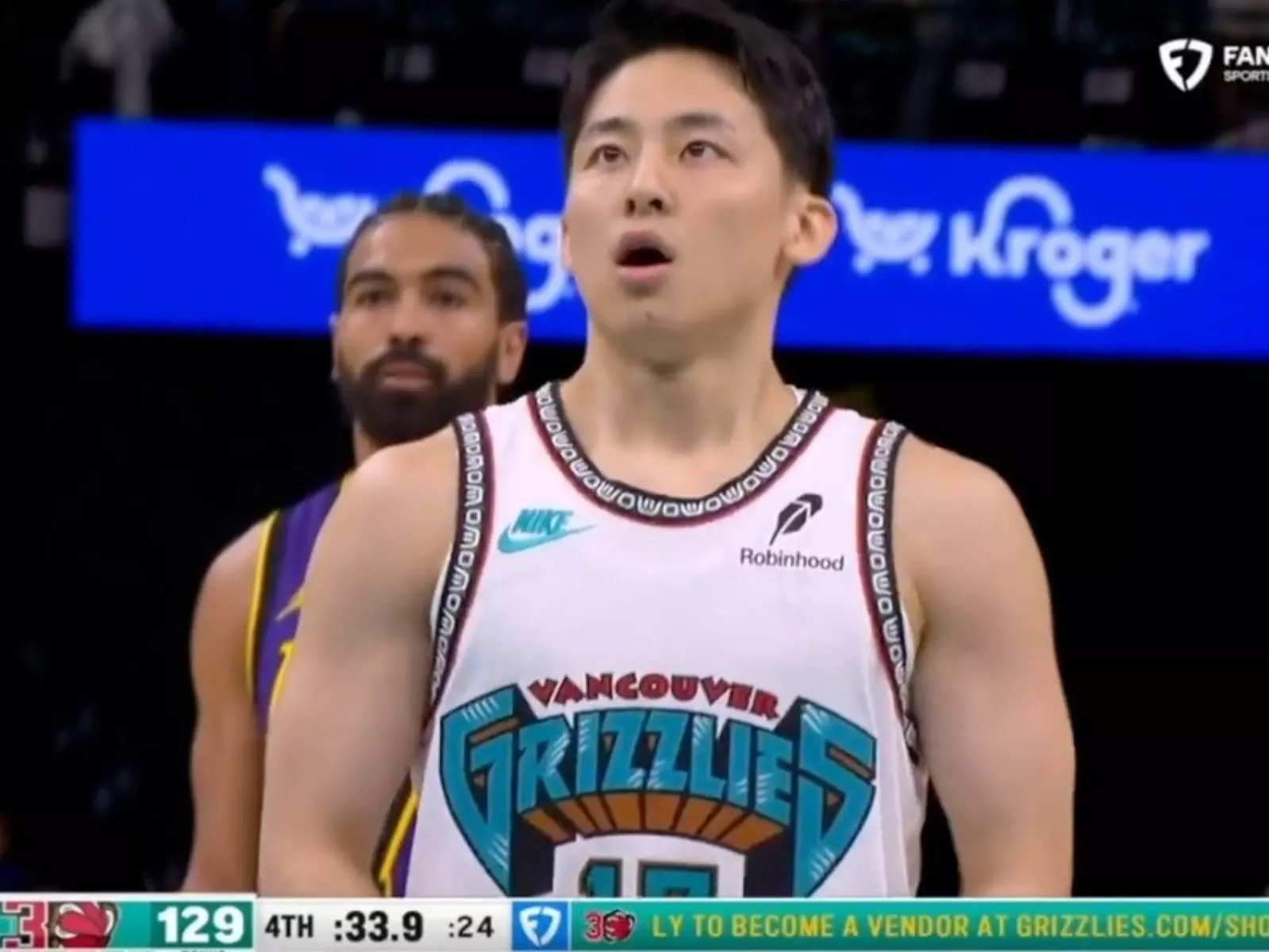 NBA／河村勇輝製造 Bronny 犯規拿到生涯首分，賽後與 Ja Morant 擁抱慶祝！