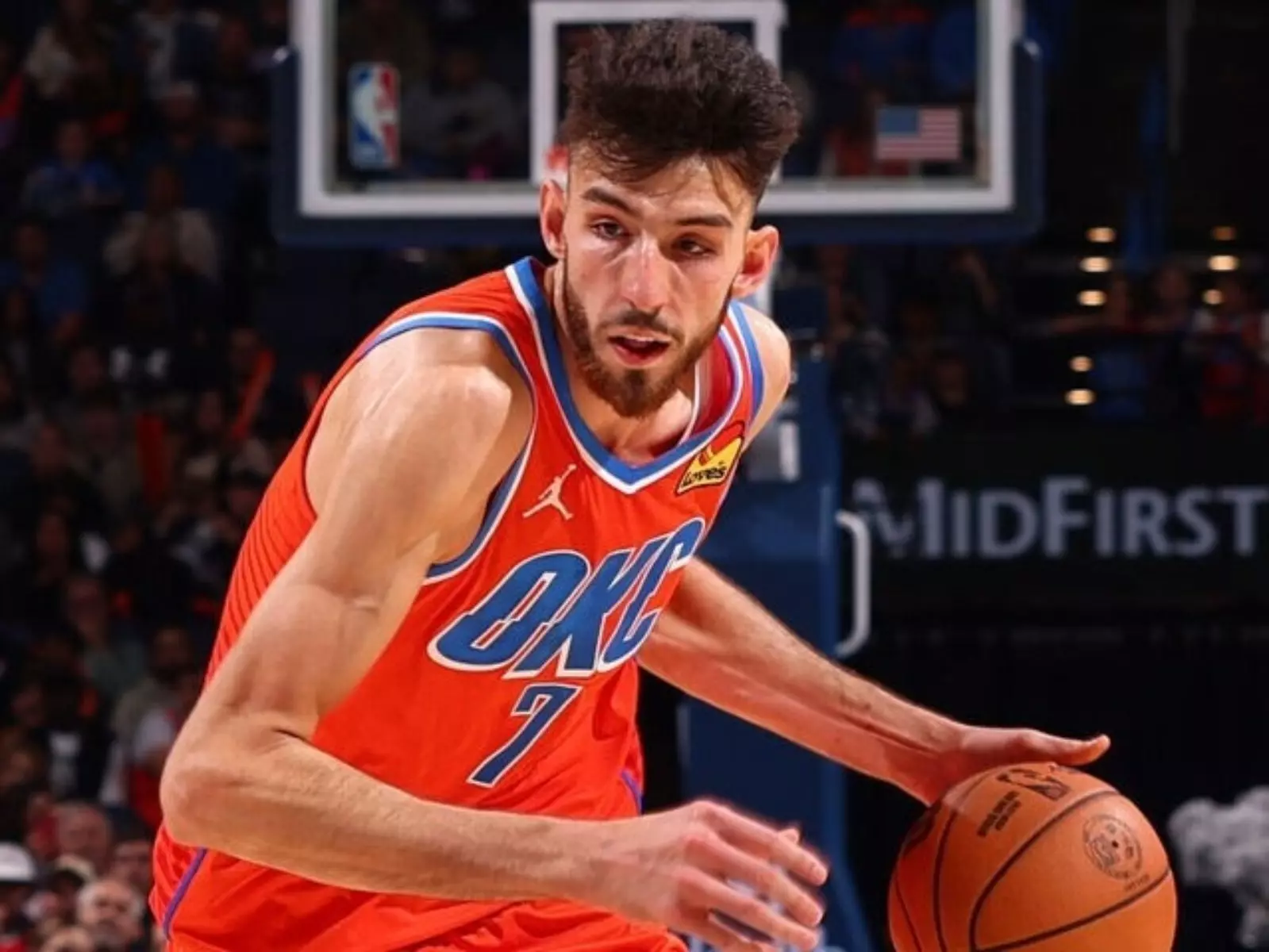 NBA／Chet Holmgren 阻擋 Wiggins 上籃「重摔落地」驚悚畫面曝光，開賽 5 分鐘就退場！