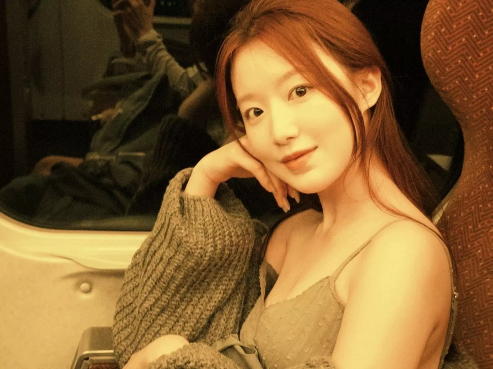 (G)I-DLE 葉舒華外套不穿好辣秀身高 161 性感身材！ 引網急喊：「衣服給我拉好！」