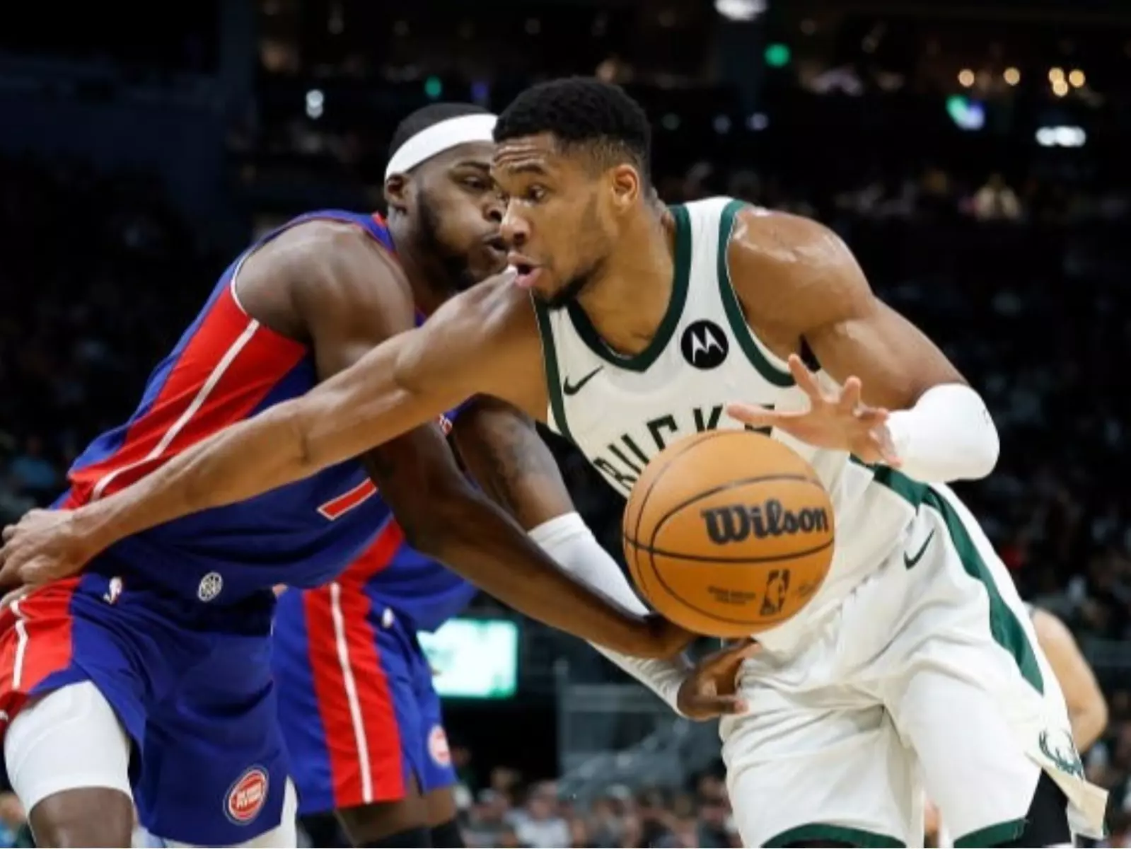 NBA／字母哥 Giannis 被 Isaiah Stewart 拉球衣，超危險行為遭判二級惡意犯規驅逐！
