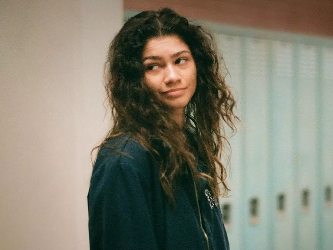 Zendaya 遭《高校十八禁》導演指責為「第三季延遲元凶」，火速回應反擊！