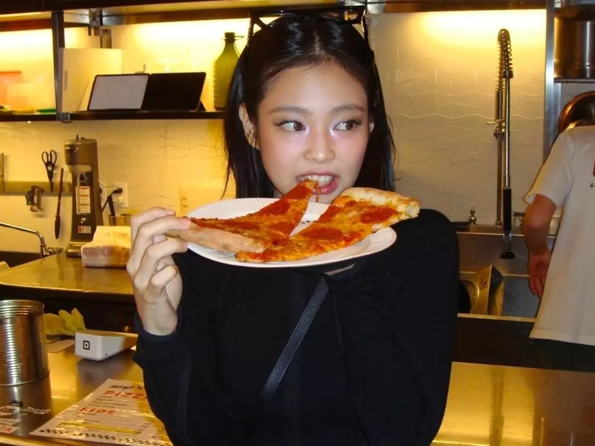 Blackpink Jennie 朝聖日本大阪披薩店「Henry's Pizza」引熱議！連 GD、菲董都曾造訪過！