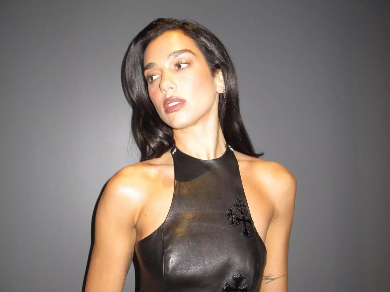杜娃黎波 Dua Lipa 樂天棒球場開唱嗨翻！遭大樓住戶高掛兩字抱怨「很吵」！