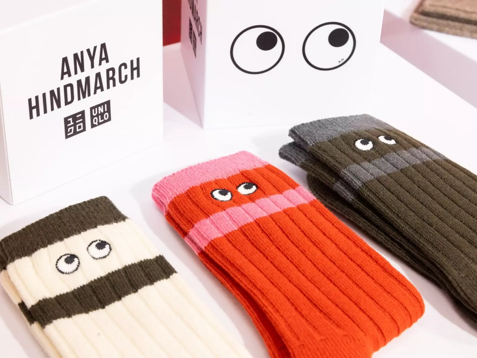 UNIQLO 再度攜手 ANYA HINDMARCH 推出聯名系列！開賣時間、地點一次看！