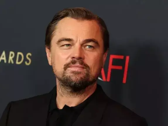 李奧納多狄卡皮歐 Leonardo DiCaprio 假裝接電話，無視專屬表演引起網友怒批：「不尊重！」