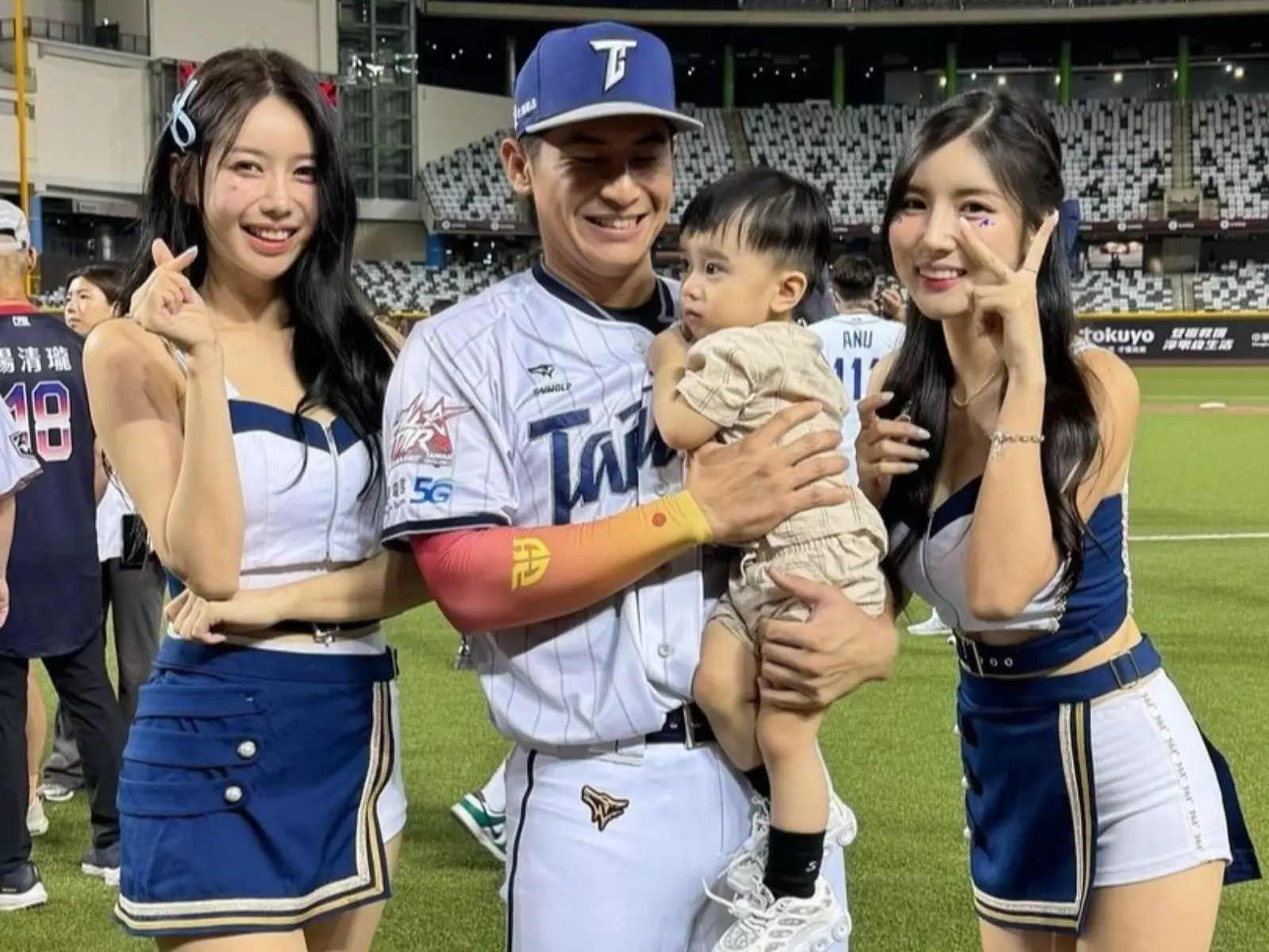 棒球 12 強／陳傑憲小孩擁獲林襄、峮峮、李雅英等啦啦隊親密互動，原來「小四爺」才是最大贏家！
