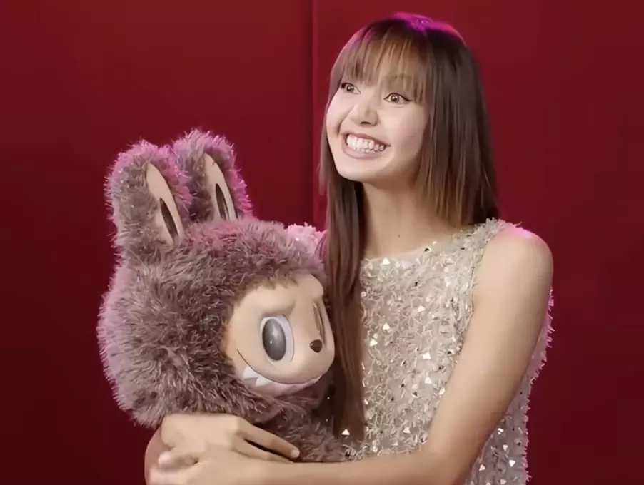 BLACKPINK Lisa 用大量 Labubu 裝飾聖誕樹！畫面壯觀引網友直呼：「好險她不知道鄧佳華！」
