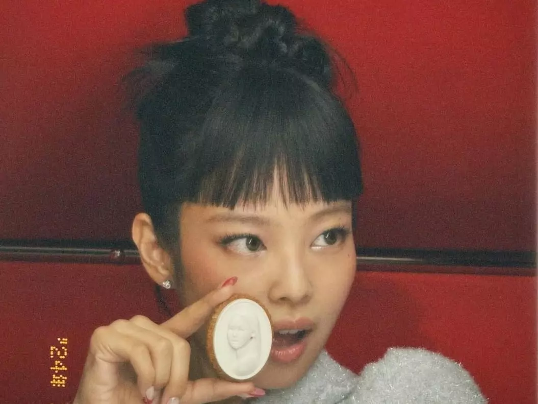 Blackpink Jennie 曬美照掀爭議！疑選 BTS V 翻唱過曲目，網友「嘔吐 emoji」刷爆留言！