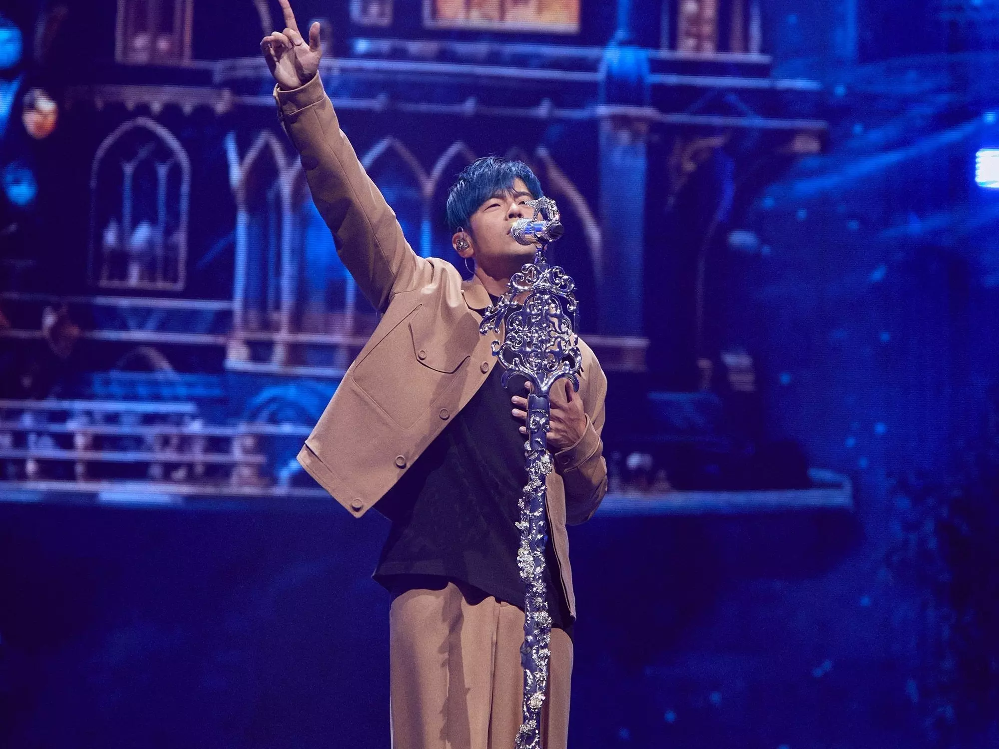 阿妹驚喜現身周杰倫大巨蛋演唱會！攜 3.8 萬人跳〈三天三夜〉引熱議：「看台區晃得讓人懷疑！」