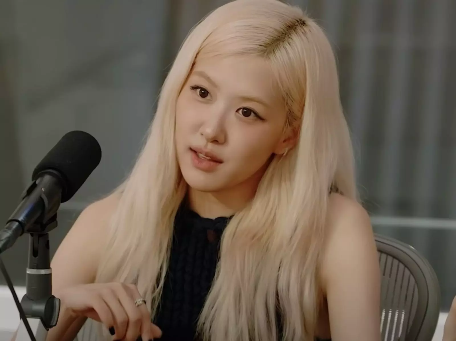 BLACKPINK Rosé 坦承巡演期間和前任大吵「超心碎」，粉絲挖出淚灑舞台片段！