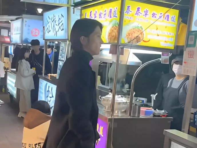 山下智久驚喜現身周杰倫大巨蛋演唱會！深夜被目擊逛夜市，網友驚呼：「居然沒人認出！」