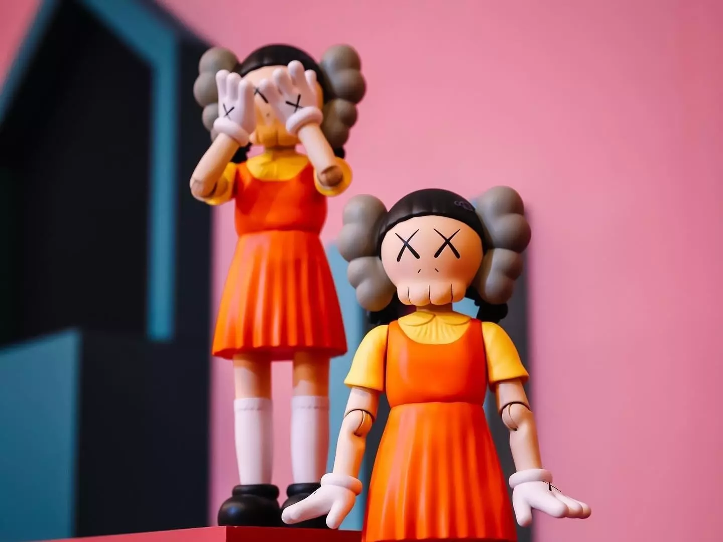 Netflix《魷魚遊戲》攜手 KAWS 釋出聯名「英熙娃娃公仔」，完整販售情報揭曉！