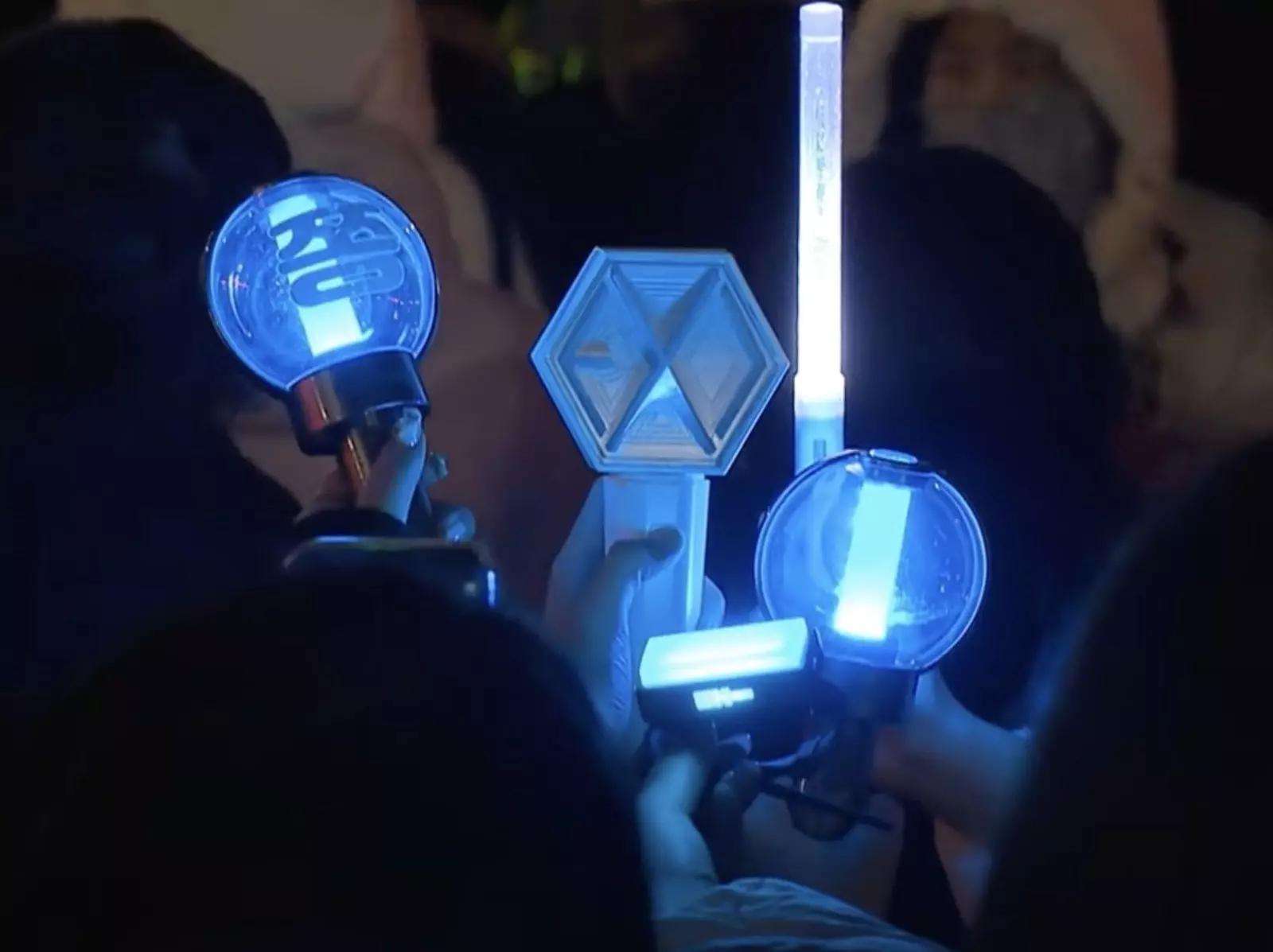 韓國總統尹錫悅「戒嚴事件」持續延燒！K-POP 粉絲持應援手燈上街要求彈劾總統掀熱議！